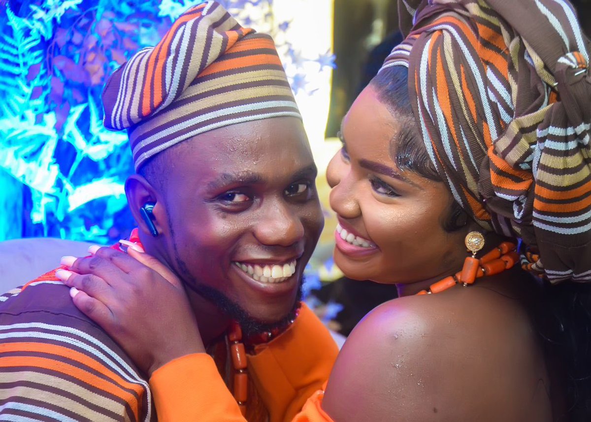 alabibusayo_'s tweet photo. Cheers Sugar @Halah_bee
It’s our one year wedding anniversary today 😍🥰😘❤️😊

Thank you Jesus 🙏🏽 https://t.co/zgR2RUvmuX