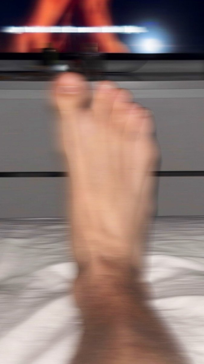 Goddesskek's tweet photo. vet du är så patetisk så du runkar till den blurrade bilden av alphas fot https://t.co/45PlyVZW2z