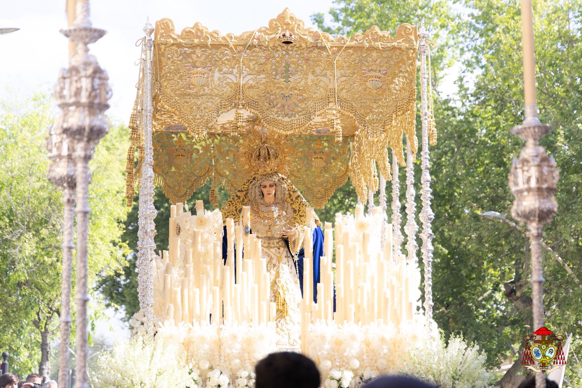 ResurreccionSev's tweet photo. 🔵 11:00 h | Nuestra Señora de la Aurora avanza por la Alameda de Hércules cuando los rayos del sol traspasan su palio.

Suena «Madrugá Macarena» 🎷🥁, por la @BMLasCigarreras.

#ResucitóenSevilla25
#SSantaSevilla25 https://t.co/hH6XgDkhik