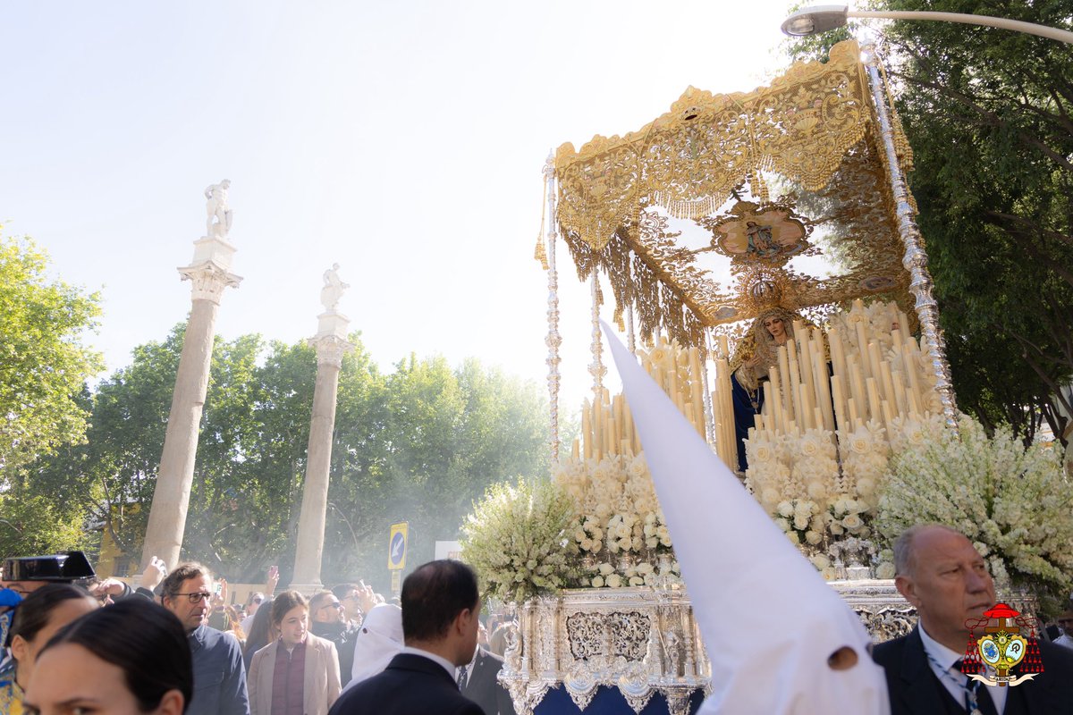 ResurreccionSev's tweet photo. 🔵 11:00 h | Nuestra Señora de la Aurora avanza por la Alameda de Hércules cuando los rayos del sol traspasan su palio.

Suena «Madrugá Macarena» 🎷🥁, por la @BMLasCigarreras.

#ResucitóenSevilla25
#SSantaSevilla25 https://t.co/hH6XgDkhik