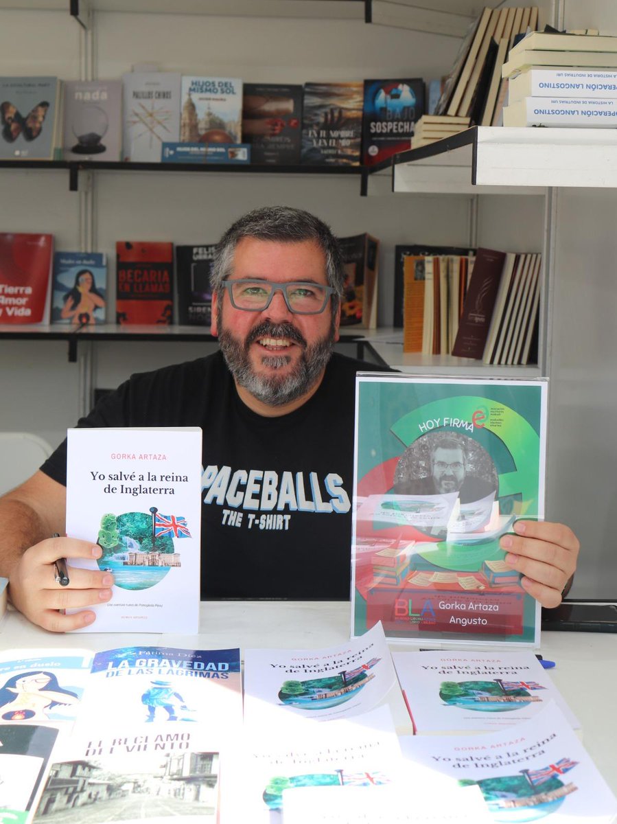 Amigas y amigos, en nada celebramos de nuevo el #DíaDelLibro y no está de más recordar que podéis comprar tanto en físico como en digital la novela que más felicidad ha repartido después de la Bibl... después de otros.

#YoSalvéALaReinaDeInglaterra🇬🇧

🛒📖 leer.la/B0B9QM23N6