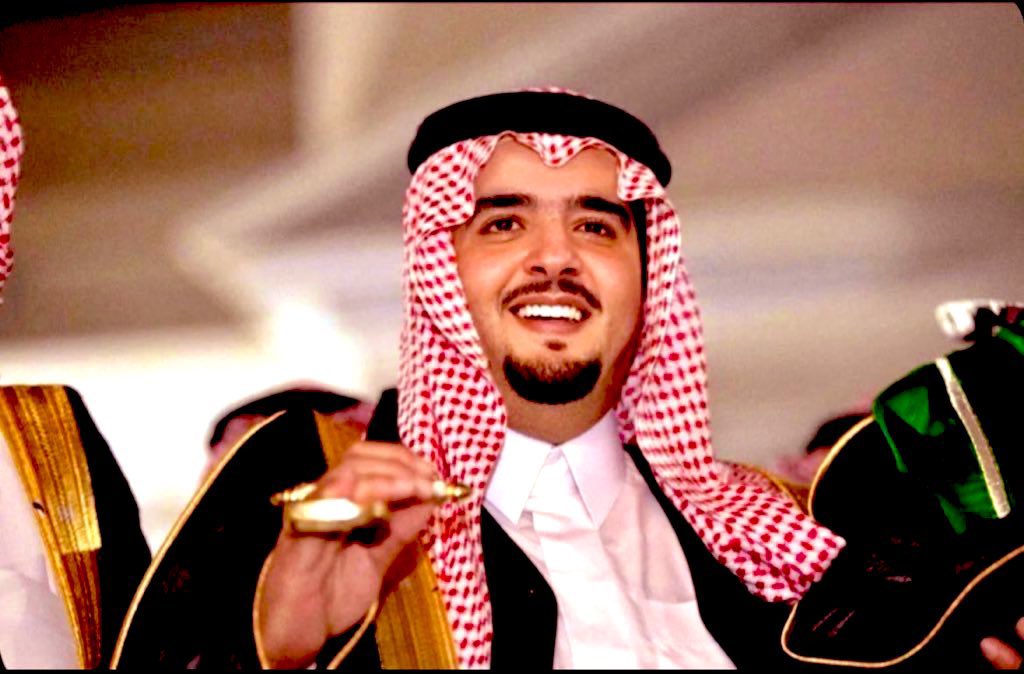 كم قالةٍ تقطع قلوب الرياجيل
        من ثقلها عجزوا يقومون منها

ثم جالها اللي يركي المتن للشيل
      لا عجزت متون الرياجيل عنها

 #عبدالعزيز_بن_فهد