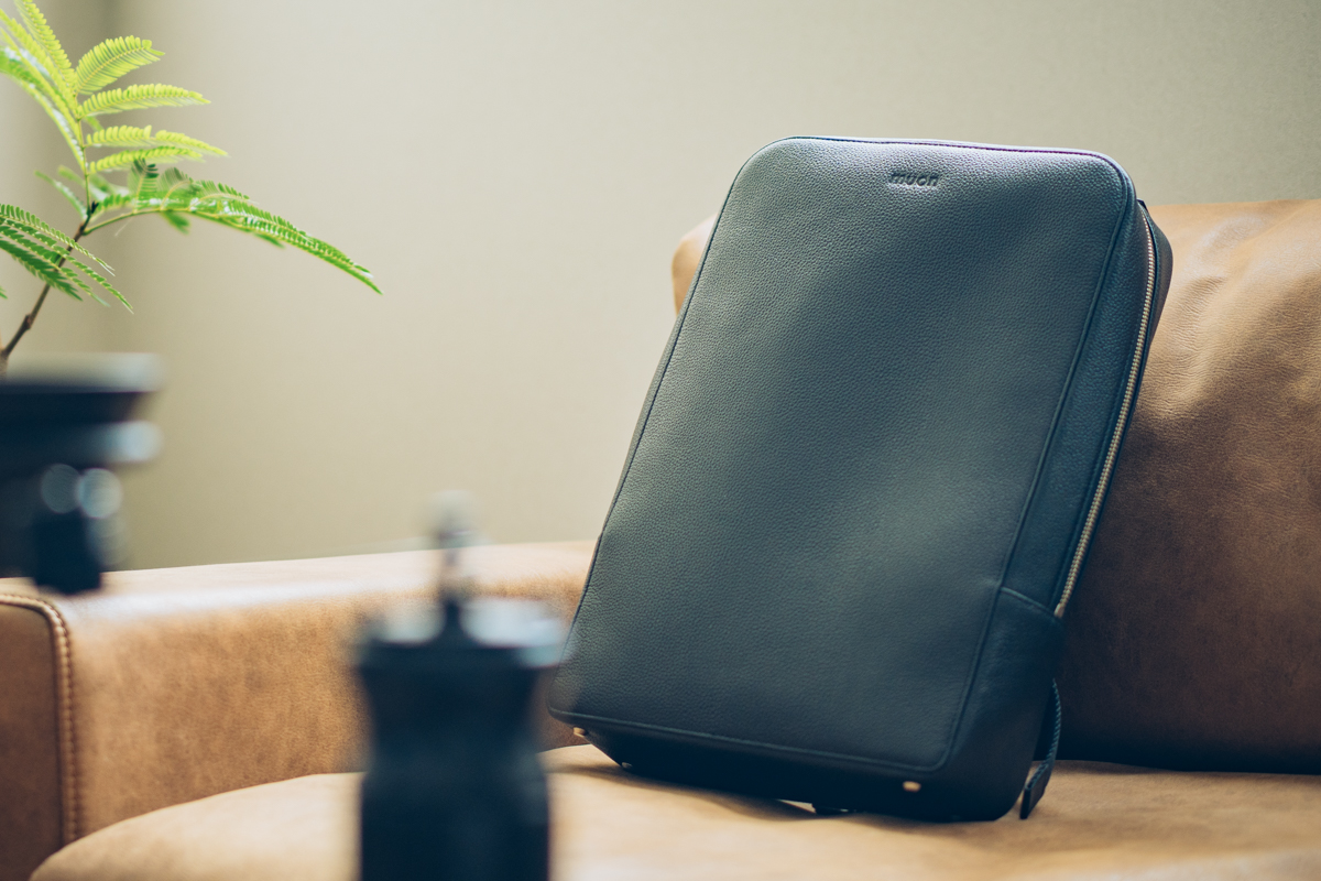 takahiro_mono's tweet photo. フォーマルな格好に合わせやすいリュックが欲しくてmuon The Back Packを導入したんだけど、これめっちゃいい…！
ミニマルな外観、エンボスレザーの質感、細部の作り込みなどすごく好み。 https://t.co/Al2I1BtTMT