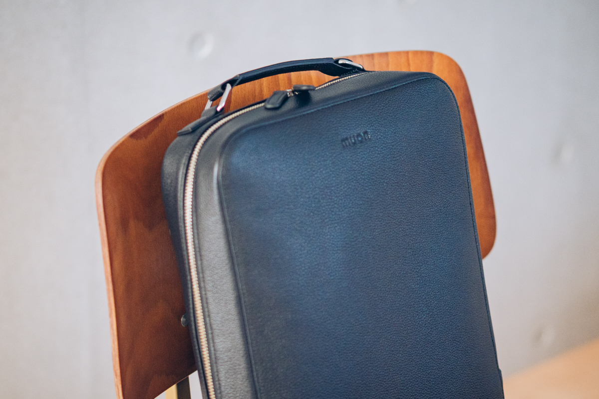 takahiro_mono's tweet photo. フォーマルな格好に合わせやすいリュックが欲しくてmuon The Back Packを導入したんだけど、これめっちゃいい…！
ミニマルな外観、エンボスレザーの質感、細部の作り込みなどすごく好み。 https://t.co/Al2I1BtTMT