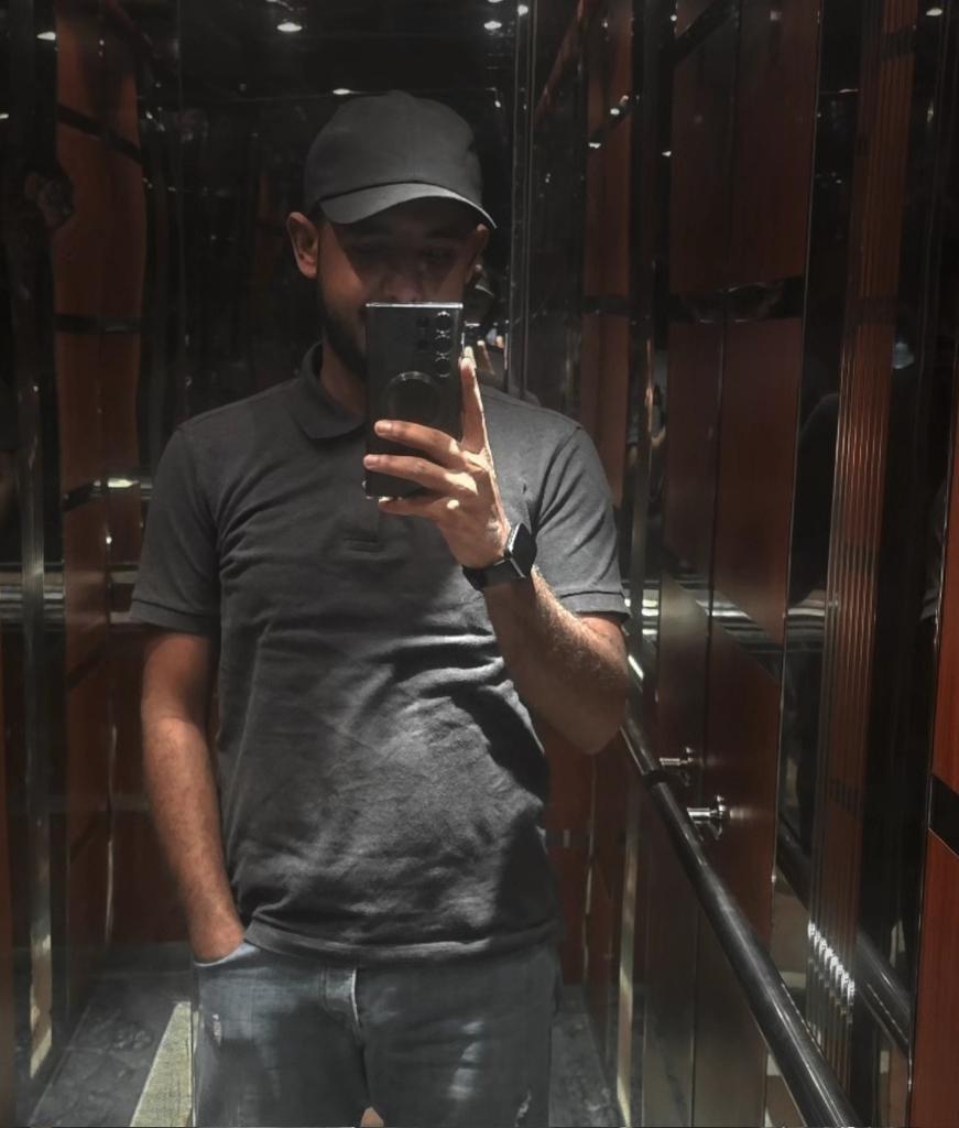 G.M
واضح جدا اني شافط الكرشة 🙈