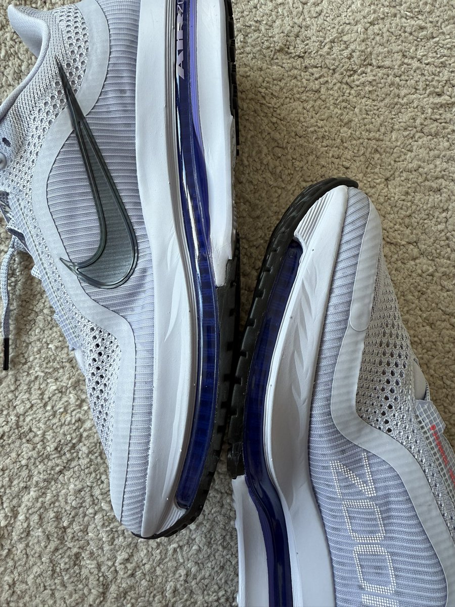 _HazMatt_'s tweet photo. @Nike is the creasing a feature or has someone done half a marathon in these ? £190 for that kind of craftsmanship 😡 https://t.co/GVXDvF71PU