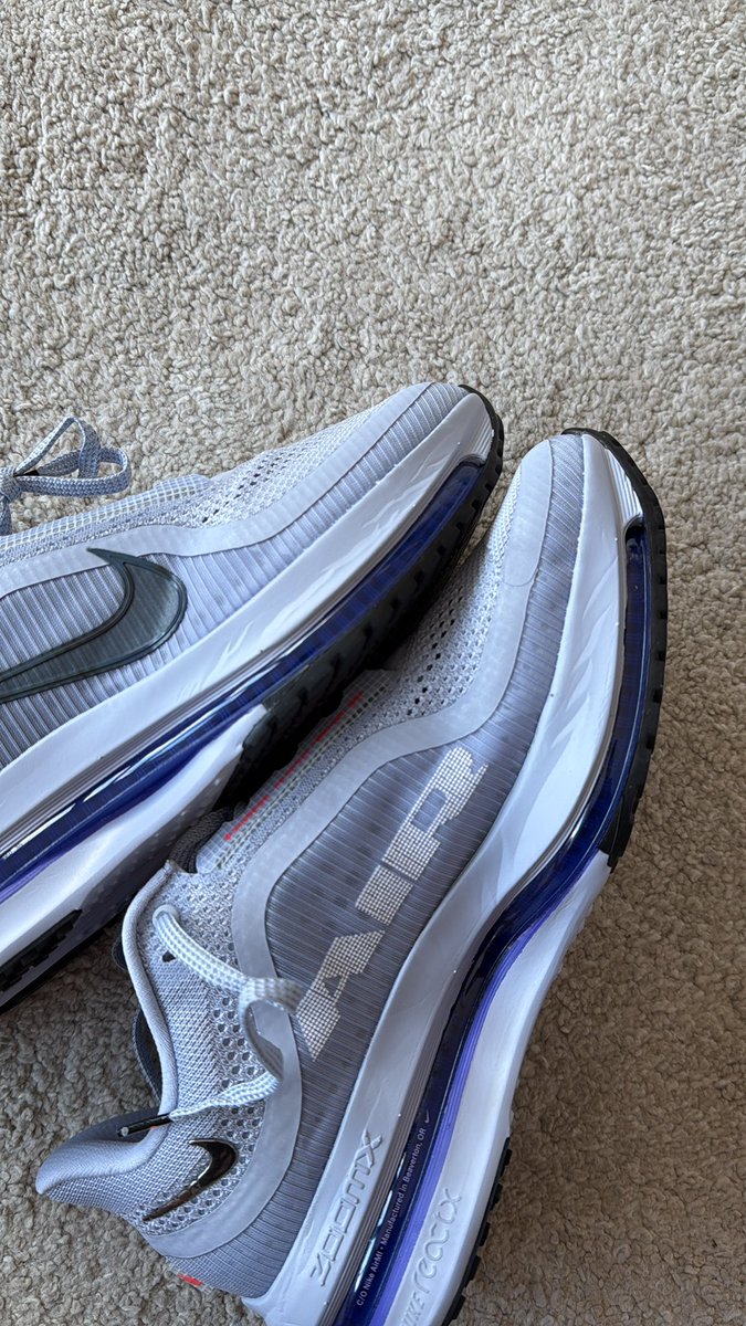 _HazMatt_'s tweet photo. @Nike is the creasing a feature or has someone done half a marathon in these ? £190 for that kind of craftsmanship 😡 https://t.co/GVXDvF71PU