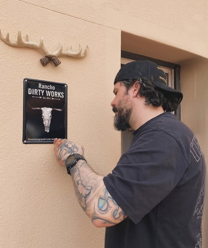 dirtyworksedit's tweet photo. Brother @ivan_southern:
«Que no estaba muerto, que estaba inaugurando mi nuevo rancho y esto no podía faltar.
»@dirtyworkseditorial 🖤»
🖤🖤🖤
#dirtyworkseditorial #dirtyfamily #dirtybrotherhood #gentebonita #gentefetén #coolashell #dirtyranch #ahílollevas #cómotequedas https://t.co/26MEkQEkob