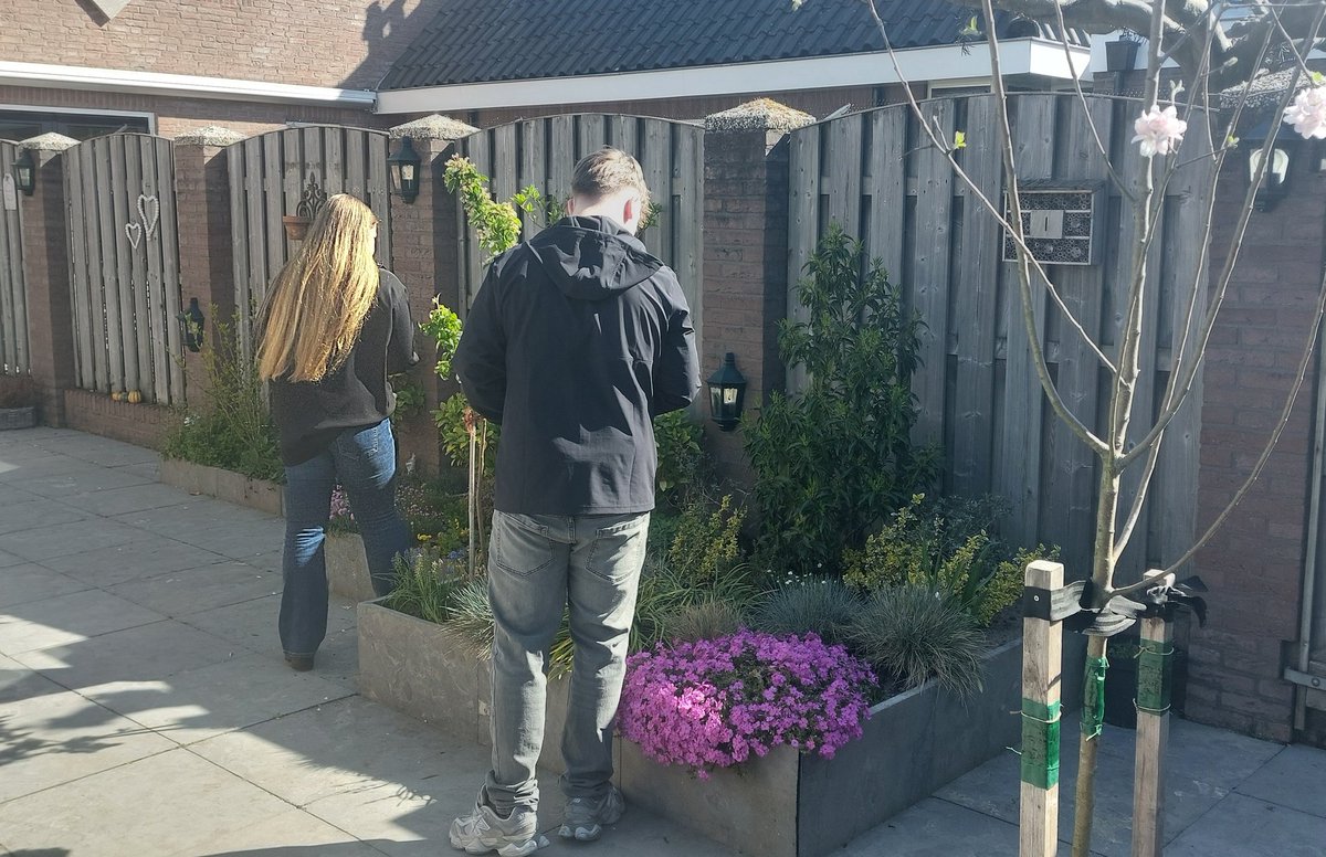zobenik033's tweet photo. Hoe oud ze ook zijn....#paaseieren zoeken blijft leuk🥰🐣
Fijne #paasdagen🐣🌞 https://t.co/CB91iOJJXy
