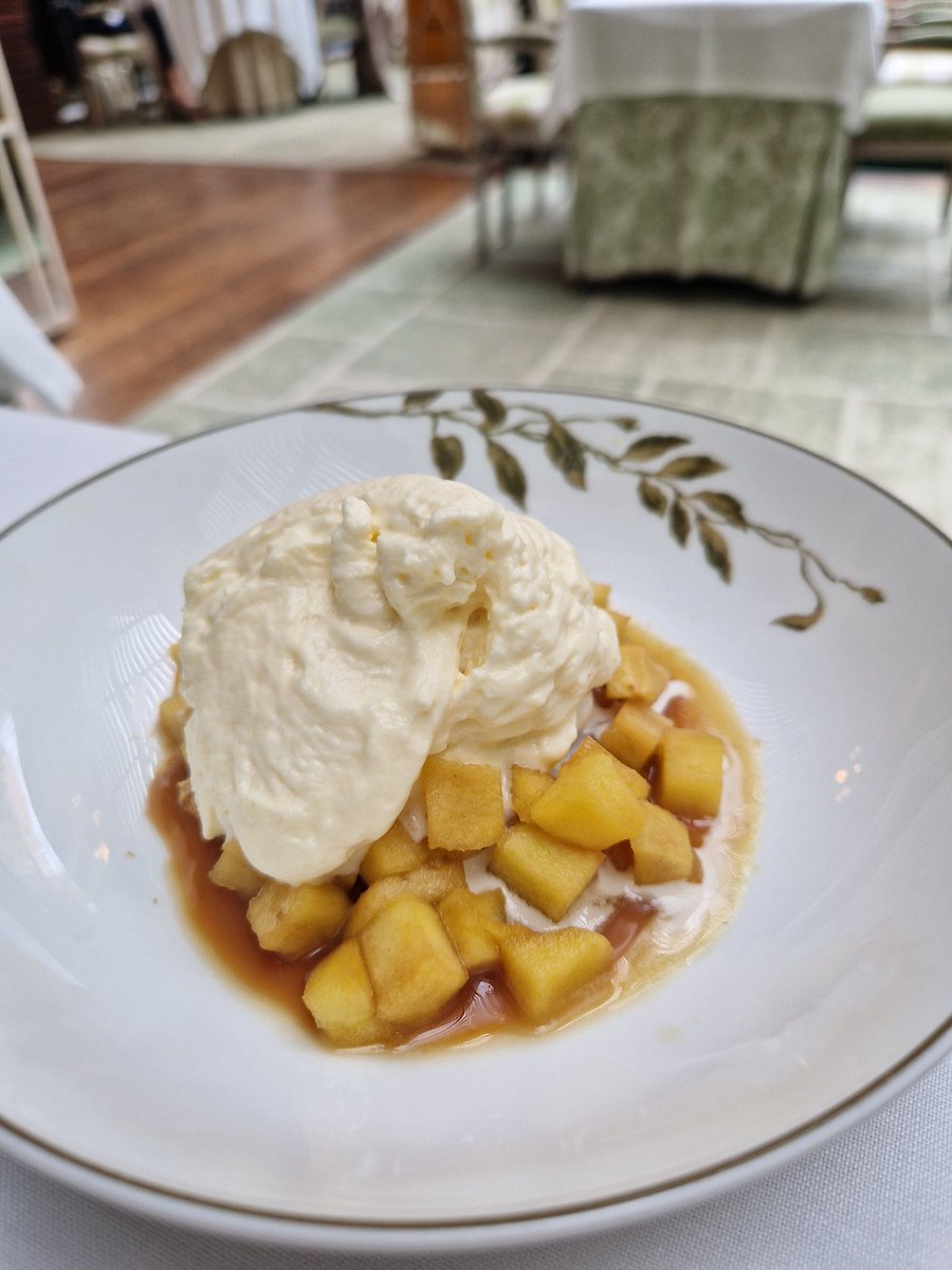 Vinos clásicos en lugares emblemáticos 🍷

Marqués de Murrieta y Hotel Magestic. ¿Existe unión más acorde? 😍

Menú ejecutivo fantástico en el Restaurante Solc 🤭 

#wine #winelover #sommelier #vilaviniteca #marquesdemurrieta #rioja #redwine