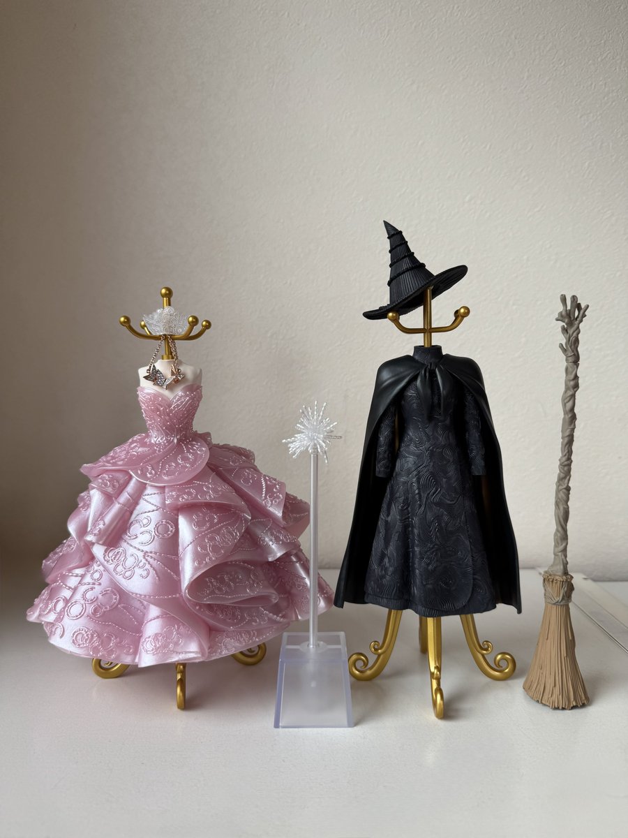 ウィキッドの一番くじのエルファバとグリンダのトルソー並べると