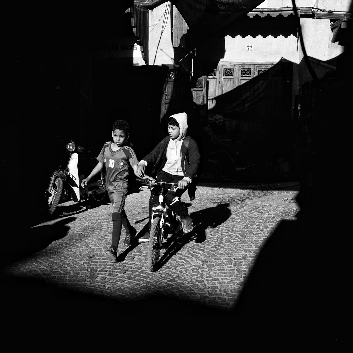 YSoppelsa's tweet photo. A bit of #streetphotography in #marrakech with #leica https://t.co/STNT52xza4