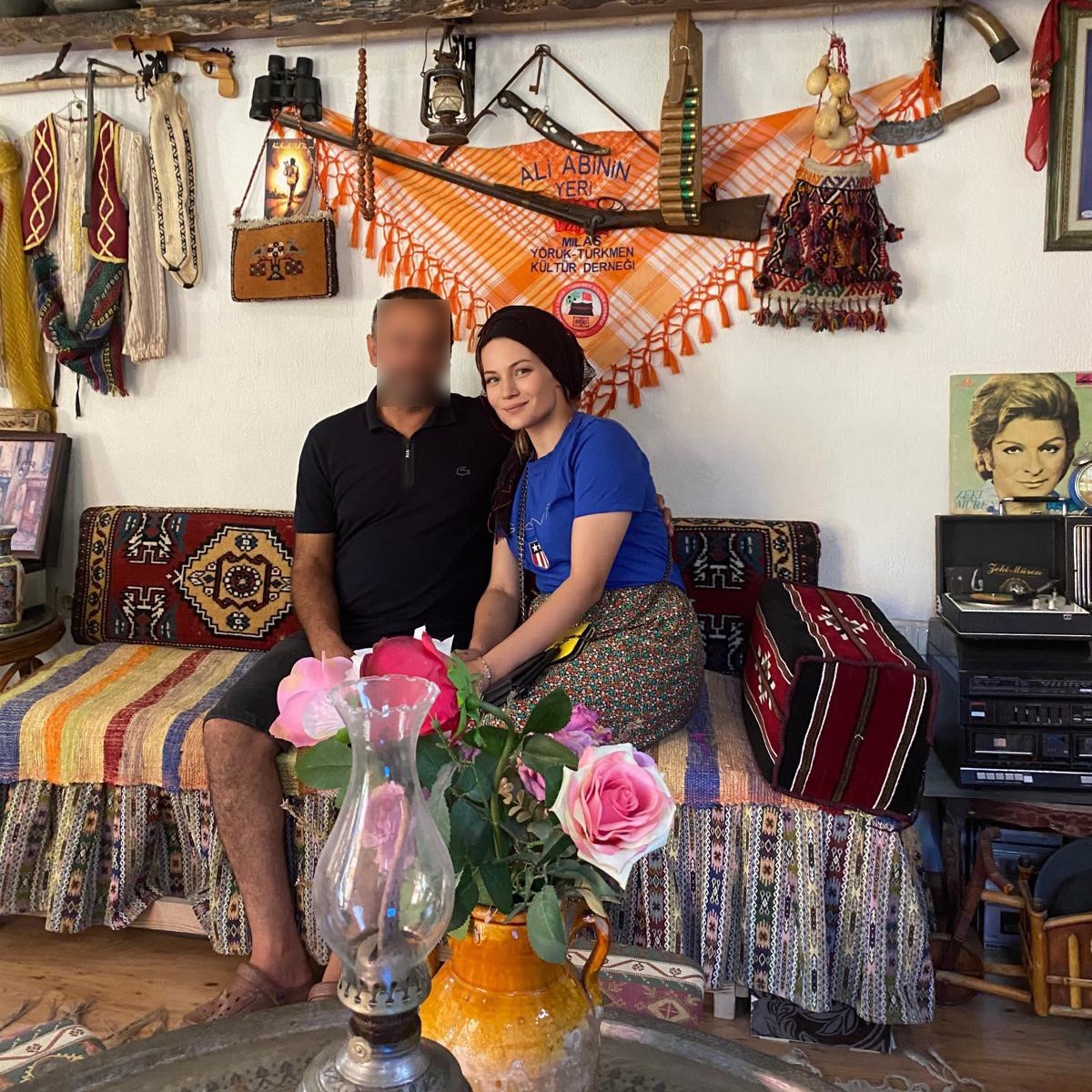 Bodrum'dan Mardin'e internetten tanıştığı adam için taşınan kadın, 55 milyon TL'lik mal varlığından oldu.  

• Sevgilisinin 'kadınlar çalışmaz' demesi üzerine restoranını kapattı. 
• Dairesini, villasını ve arsasını sevgilisi için sattı.  

Kadın, 1 yaşındaki kızının beşik