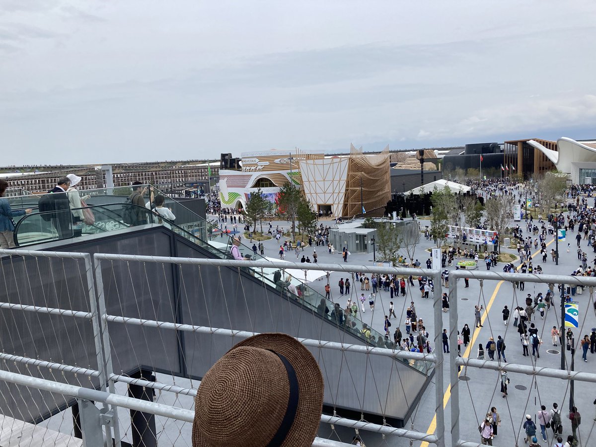 aveplai's tweet photo. 世界中の旗が一同に会するのは胸を打つものがあった。
ほぼ並ばずで、大阪ヘルスケアと、アラブと国連とスペイン（ご飯だけ）が限界。
今度こそ日本館とアメリカ館とブラジル館いく！ https://t.co/S8kIjBBYMx