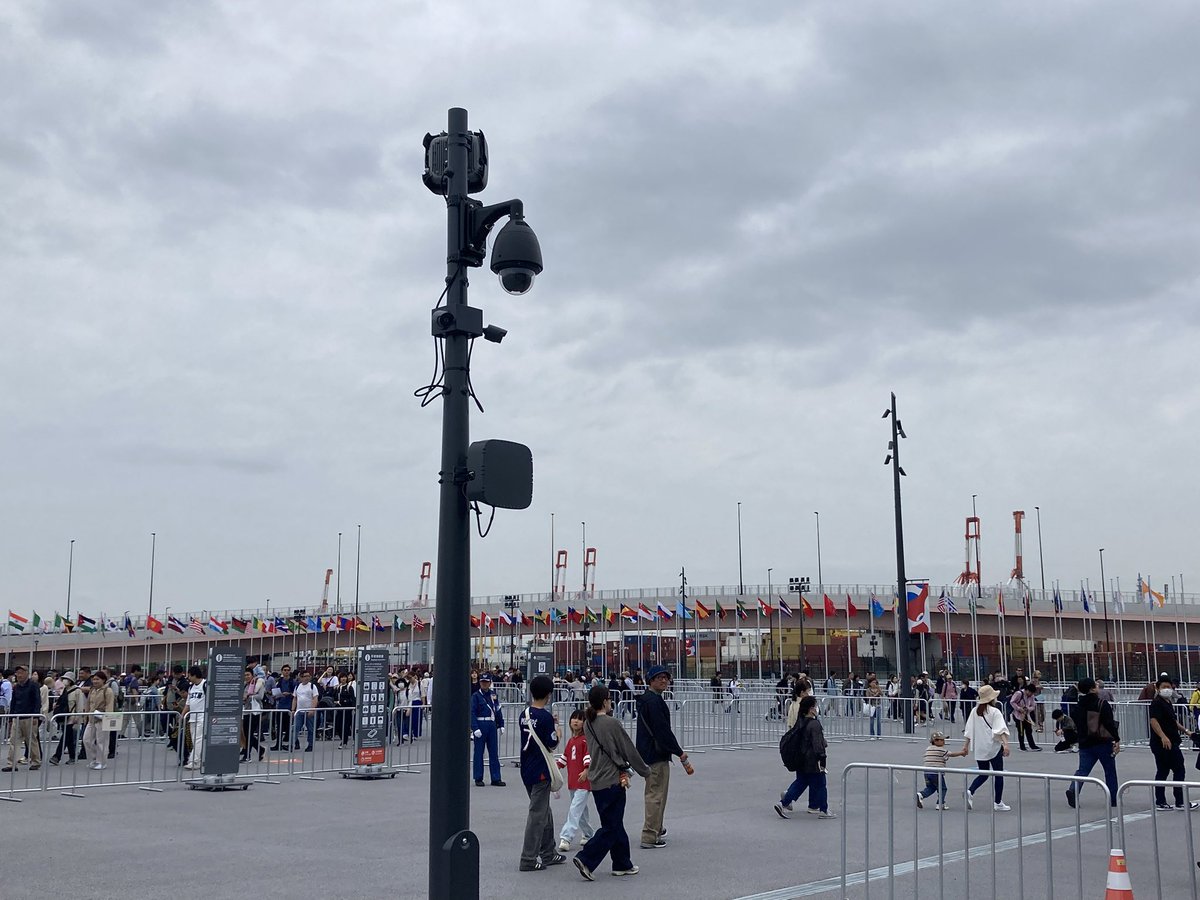 aveplai's tweet photo. 世界中の旗が一同に会するのは胸を打つものがあった。
ほぼ並ばずで、大阪ヘルスケアと、アラブと国連とスペイン（ご飯だけ）が限界。
今度こそ日本館とアメリカ館とブラジル館いく！ https://t.co/S8kIjBBYMx