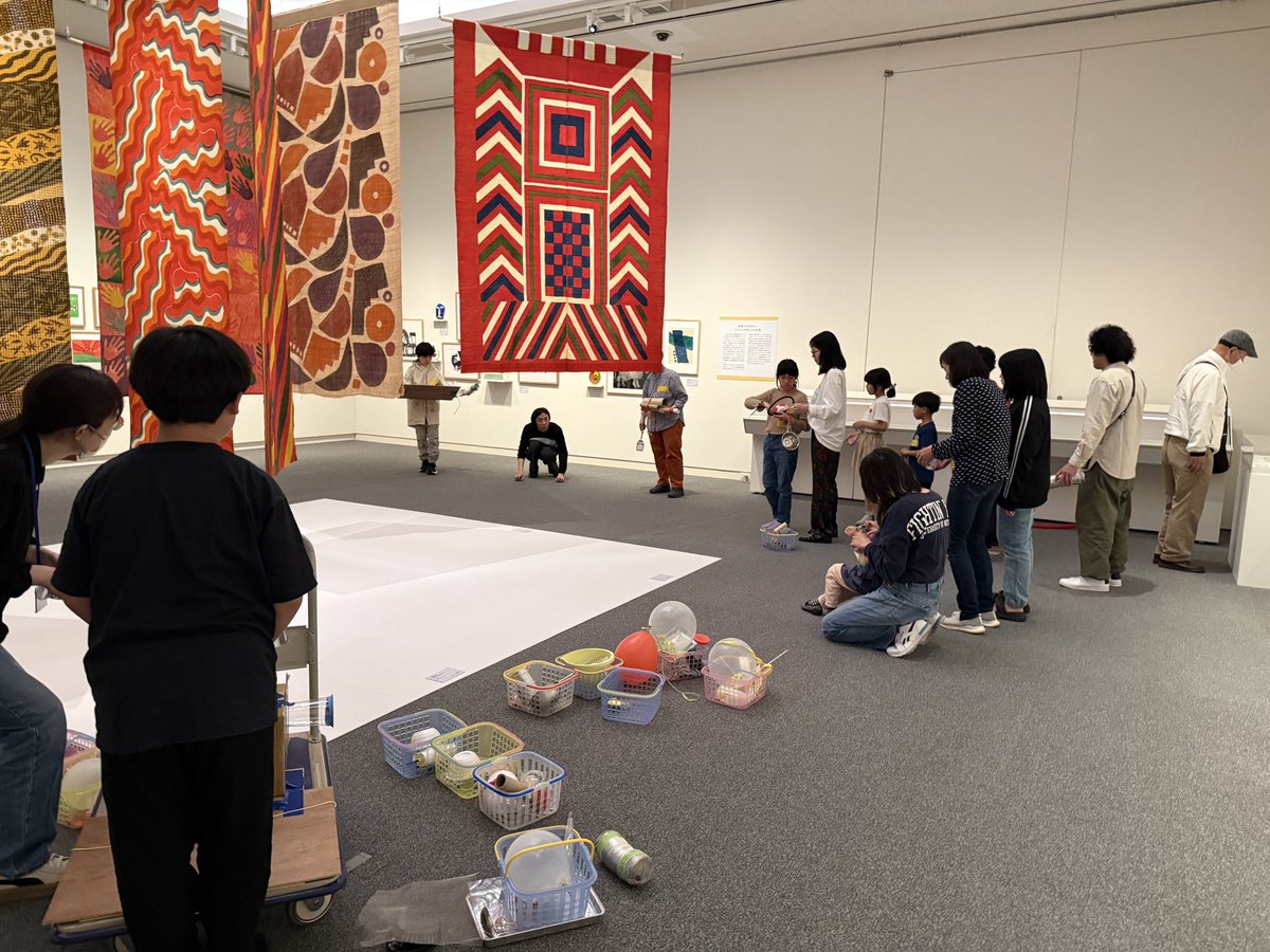 shimanekenbi's tweet photo. 昨日の｢展示室即興演奏会」に続き、音楽家のnensow氏によるワークショップ「作って鳴らす色と形の音楽団」を開催しました。

展示室の作品をヒントに作ったオリジナル楽器を使って、柚木作品の前で演奏を披露しました🎶nensow氏がコンダクターとなり、展示室は素敵な音色、不思議な音に包まれました🎵 https://t.co/RbFqdAwEm0