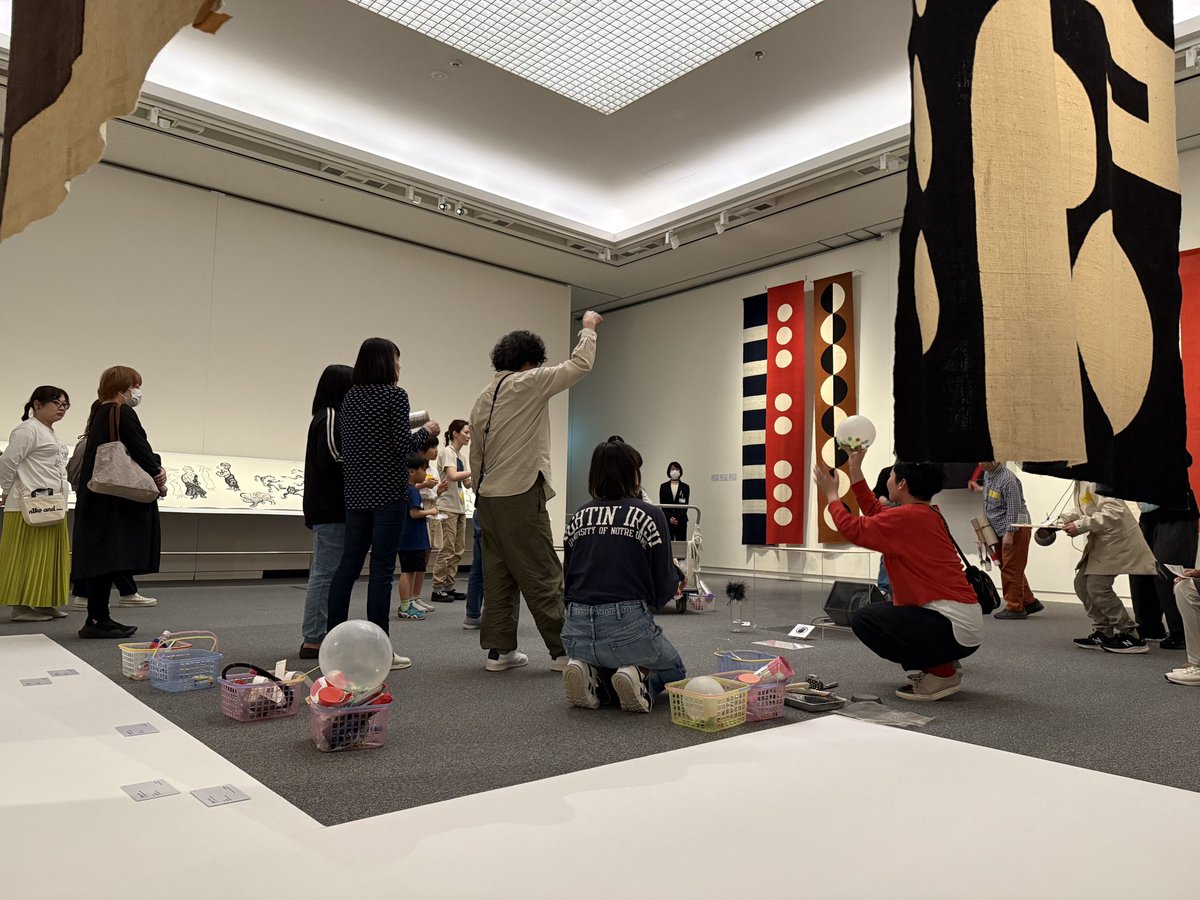 shimanekenbi's tweet photo. 昨日の｢展示室即興演奏会」に続き、音楽家のnensow氏によるワークショップ「作って鳴らす色と形の音楽団」を開催しました。

展示室の作品をヒントに作ったオリジナル楽器を使って、柚木作品の前で演奏を披露しました🎶nensow氏がコンダクターとなり、展示室は素敵な音色、不思議な音に包まれました🎵 https://t.co/RbFqdAwEm0