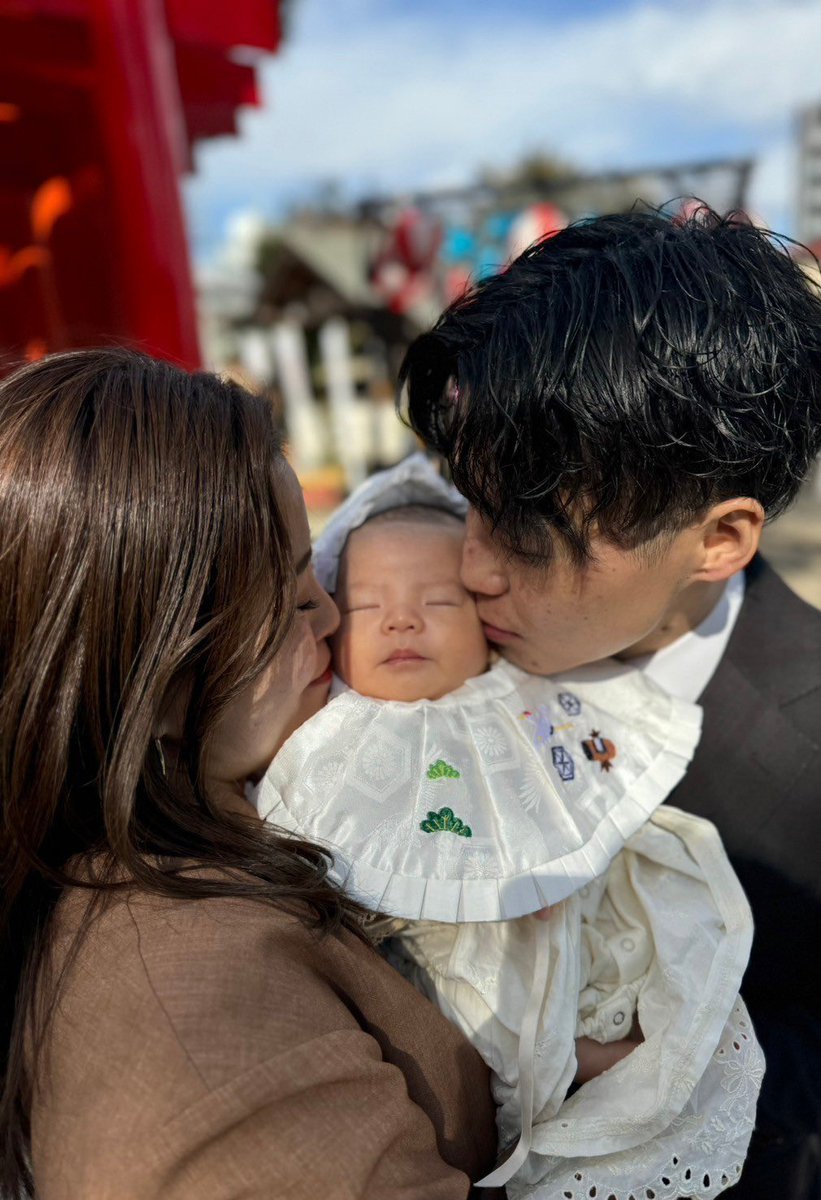 suguruhanada's tweet photo. お久しぶりです。
かなり遅くなりましたが、令和7年1月11日、花田家に元気な男の子が生まれました👶
34時間、妻と息子が頑張ってくれて母子共に健康でした。僕もテニスボールを10時間押して出産の立会いしました🤱
そして本日、息子が100日になりました✨おめでとう🎉
パパとママ頑張るね👨💪 https://t.co/qb3PNHRv9G