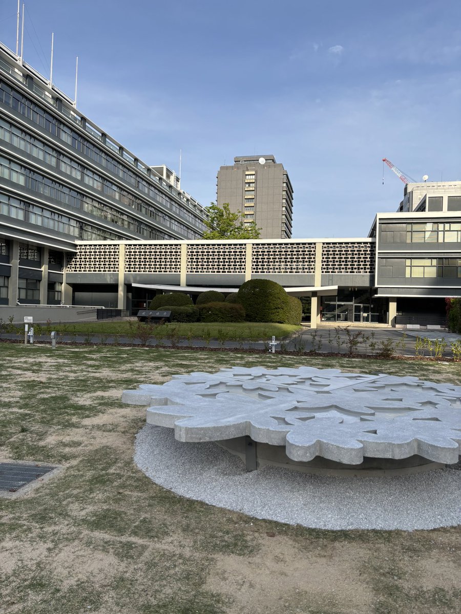 s__saitaku0205's tweet photo. 【Hiroshima Art Bench】

竣工しました！
広島県で廃棄されている牡蠣殻の細骨材としての再利用とデザインを同時に行ったベンチ。
事業者、施工者はじめ関係者の方々のおかげで竣工まで至った。
この街に20年残るもののプロ��ェクトを任せてもらえて本当に良かった https://t.co/MjGCs8wy7r