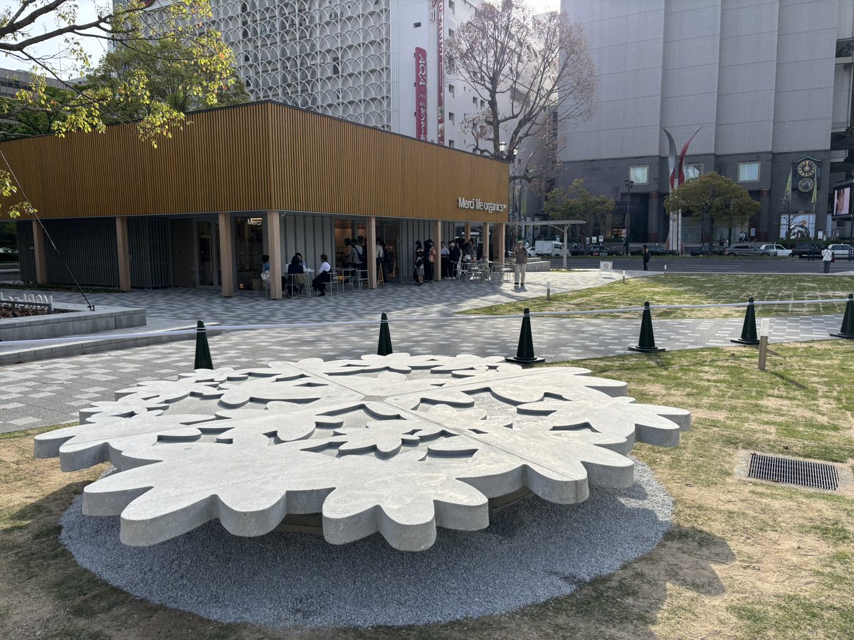 s__saitaku0205's tweet photo. 【Hiroshima Art Bench】

竣工しました！
広島県で廃棄されている牡蠣殻の細骨材としての再利用とデザインを同時に行ったベンチ。
事業者、施工者はじめ関係者の方々のおかげで竣工まで至った。
この街に20年残るもののプロ��ェクトを任せてもらえて本当に良かった https://t.co/MjGCs8wy7r