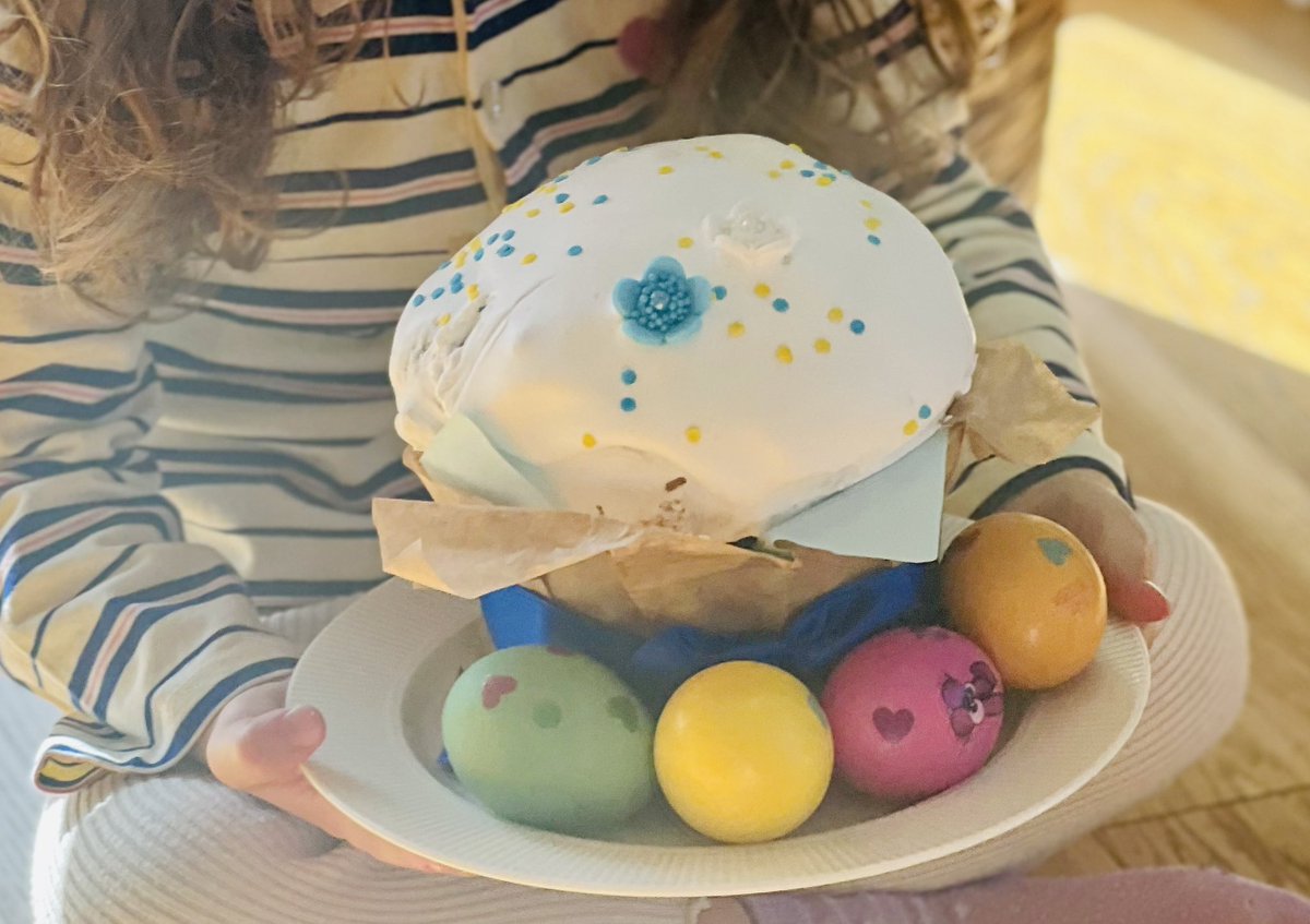 Je ne suis pas une personne religieuse.
Et pourtant aujourd’hui, en renouant avec ce petit fragment de tradition pascale, je ressens une gratitude silencieuse.
J’ai grandi avec les traditions ukrainiennes non pas comme de lointains rituels, mais comme des gestes vivants transmis,