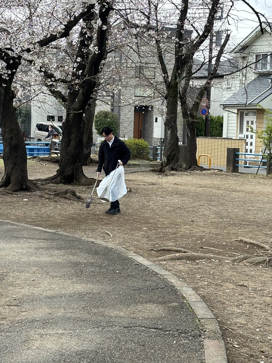 denkichi013's tweet photo. 先週店舗メンバーにて近隣の浅間台第二公園を清掃活した時の写真をアップします！
丁度🌸が満開で綺麗でした😆
公園は掃除をするところが無いくらい綺麗でしたがこれからもデンキチではＳＤＧｓの一環として地域の定期的な清掃活動を行っていきます💪

#デンキチ#上尾#sdgs #地域清掃#満開 #リフォーム https://t.co/YsFXZ2ixcg