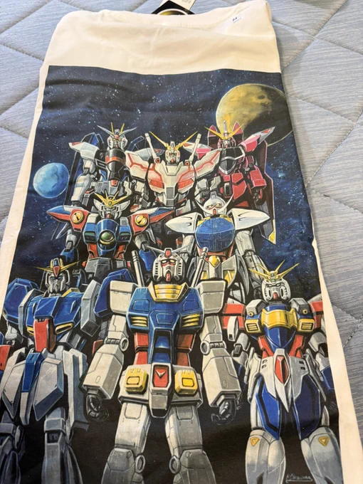ズボン補充にユニクロ寄ったけどガワラ先生イラストのガンダムTシャツあったから買った。ガワラユニコーンは結構レアな気がする… 