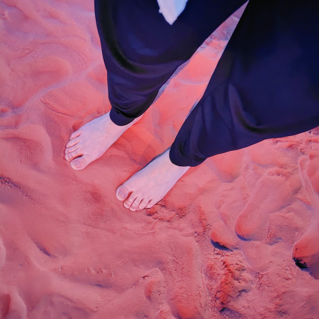 ヨルダン🇯🇴のパビリオンは、裸足で砂漠を歩いたり座ったりする体験