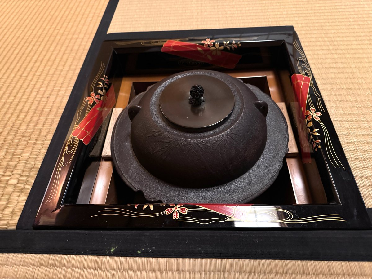 miyutoko's tweet photo. 4月のお稽古は透木釜を使ったお点前。

茶道では5月から風炉に変わりますが、4月は炉から風炉への移行期間とし��釜を炭から遠ざける板(=透木)を使うのだそうです。

こうした工夫に込められた季節の移り変わりへのレスペクト、教えていただくたびに「日本人で良かったなぁ」と心から嬉しくなります☺️

#透木釜 #茶道 #お稽古 #炉の終わり #細川三斎流