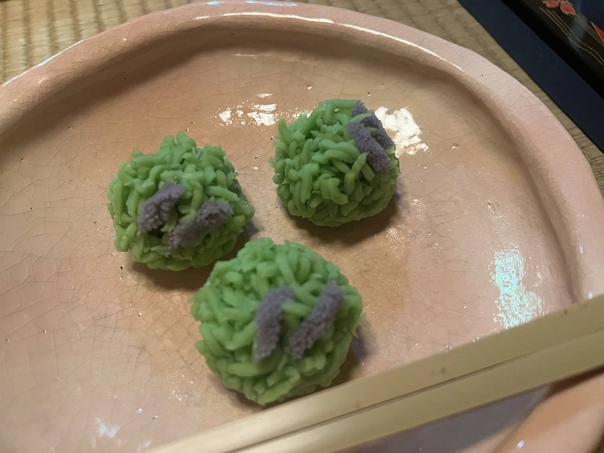 miyutoko's tweet photo. 4月のお稽古は透木釜を使ったお点前。

茶道では5月から風炉に変わりますが、4月は炉から風炉への移行期間とし��釜を炭から遠ざける板(=透木)を使うのだそうです。

こうした工夫に込められた季節の移り変わりへのレスペクト、教えていただくたびに「日本人で良かったなぁ」と心から嬉しくなります☺️

#透木釜 #茶道 #お稽古 #炉の終わり #細川三斎流
