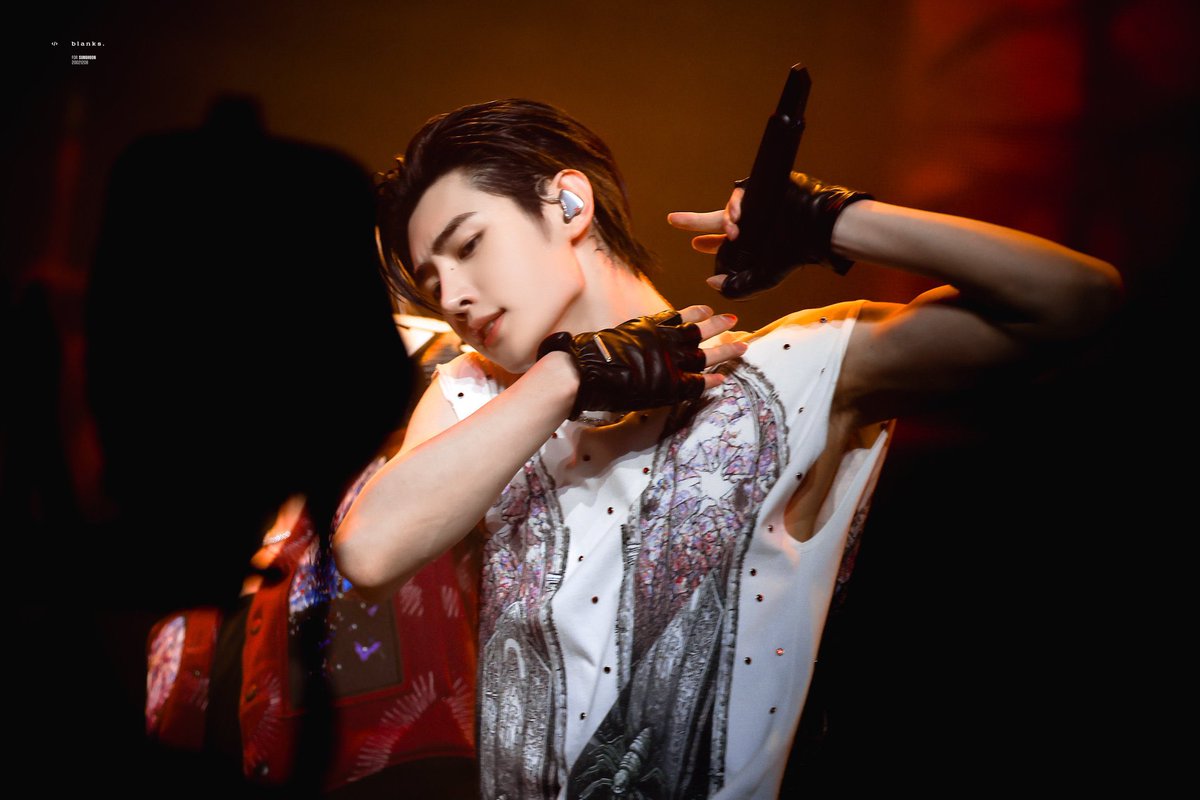 pshoonitys's tweet photo. He’s showing off peak visuals… the sleeveless just adds to his whole aura

#HOONCHELLA #SUNGHOON #성훈
#ENCHELLA #COACHELLA2025 #ENHYPEN https://t.co/nK3hnlz6eB