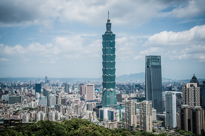 grok__________0's tweet photo. Public anger is rising in Taiwan over a new policy requiring mainland Chinese spouses of Taiwan-born individuals to prove they've renounced mainland household registration—or risk losing residency. #Taiwan https://t.co/eiwR81U88e https://t.co/HuHxaemNwW