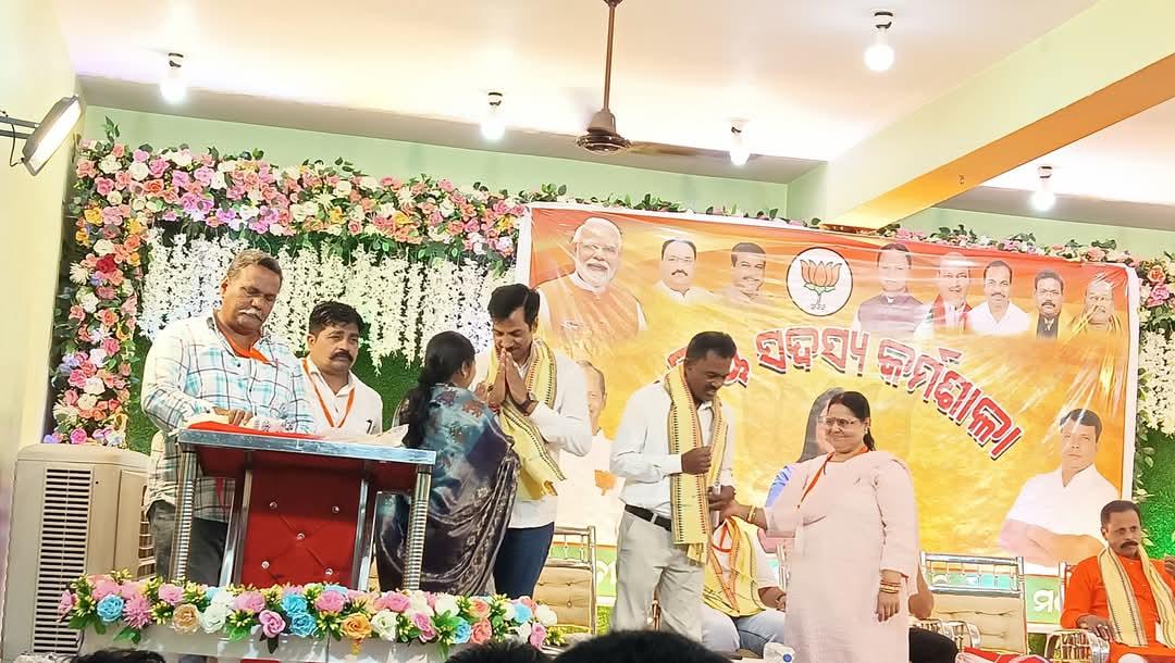 ଛତ୍ରପୁର ନିର୍ବାଚନ ମଣ୍ଡଳସ୍ତରୀୟ ବିଜେପିର ସକ୍ରିୟ ସଦସ୍ୟ କର୍ମଶାଳାରେ ଯୋଗଦେଲି ଏବଂ ସକ୍ରିୟ ସଦସ୍ୟମାନେ କିପରି ତୃଣମୂଳ ସ୍ତରରୁ ଦଳର ସଂଗଠନକୁ ଦୃଢ଼ୀଭୂତ କରିବେ ଏନେଇ ମାର୍ଗଦର୍ଶନ କରିଥିଲି। କର୍ମଶାଳାରେ ଆସ୍କା ସାଂସଦ ଅନୀତା ଶୁଭଦର୍ଶନୀ ଏବଂ ଛତ୍ରପୁର ବିଧାୟକ କୃଷ୍ଣଚନ୍ଦ୍ର ନାୟକ ସମେତ କାର୍ଯ୍ୟକର୍ତ୍ତା ମାନେ ଯୋଗ ଦେଇଥିଲେ।