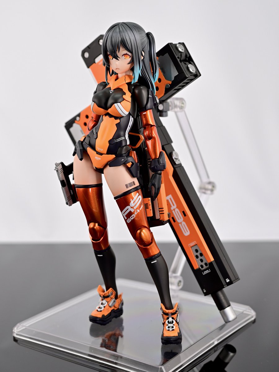 オレンジをメインに、近未来的なイメージ。ほぼほぼ自分の理想通りに出来たかなと✨️しかし私には「カワイイ」がわからない(T_T)
可愛く作るはずが、いつの間にか「カッコイイ」に路線変更しちゃうんだよな💦

難しくて奥深いぜ「カワイイ」