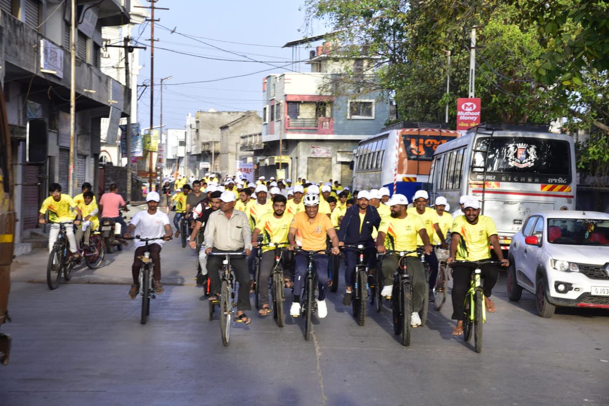 MyBharat_Rajkot's tweet photo. #SundaysOnCycle: Today  Honorable Minister of Youth affairs and Sports Dr Mansukh Mandaviya ji along with my Bharat volunteers has taken part in cyclothon Fit India" Sundays On Cycle" organized by Sports Authority of India in Coordination with My Bharat (NYK) Rajkot
#FitIndia https://t.co/uPGviwEHyc