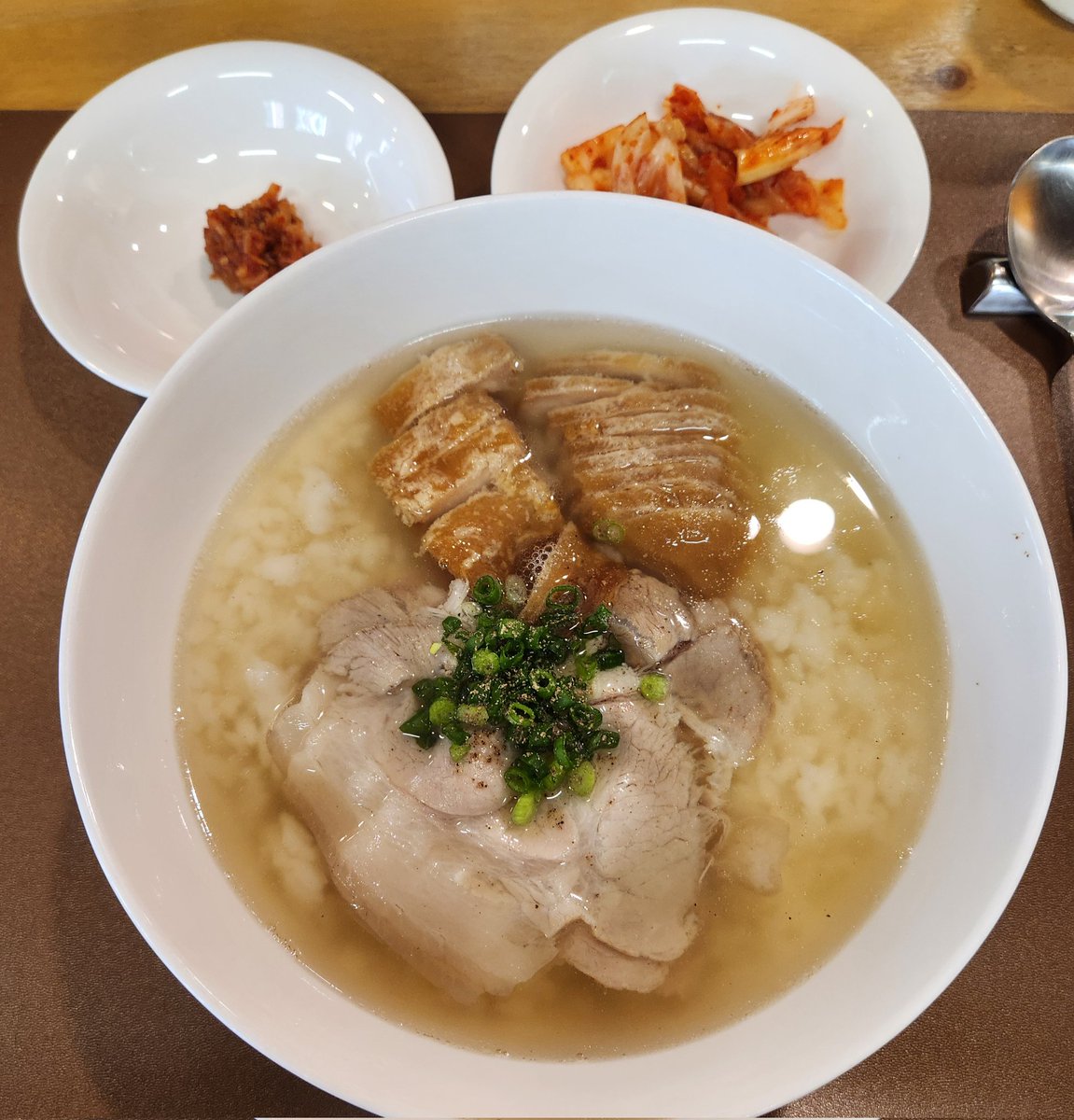 전국의 토렴 국밥을 찾아서.
망원시장 송정 항정국밥.
항정살과 앞다리살 모두 좋다.
제공되는 새우젓을 완벽하게 활용하려면 특으로 주문해야할 듯.