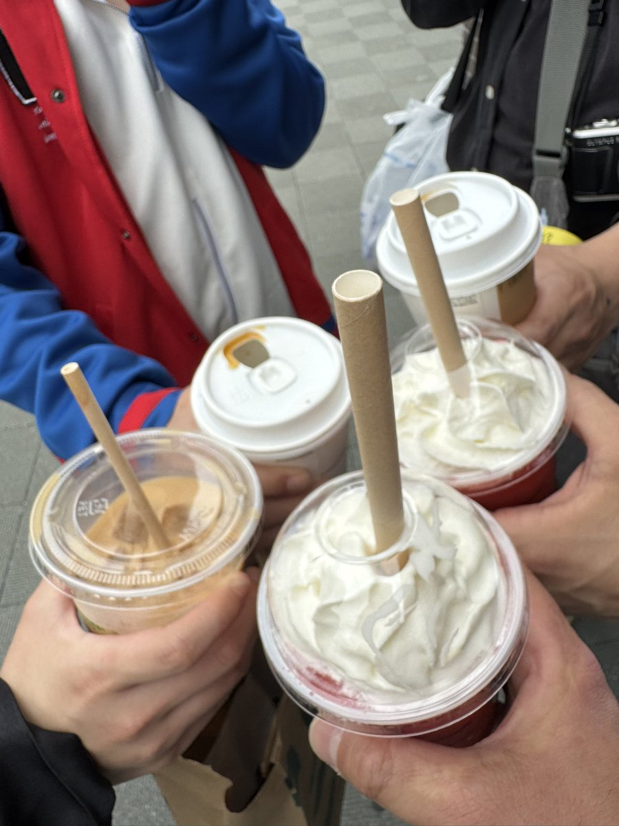 Photo_dyki418's tweet photo. スタバだよ！
全員集合。
苺美味かった…

@yukikohikizoku 
@su_min0124 
@kazuno_pink 
@daikifukou 
@su_min0124 https://t.co/WhJAUv1gqa