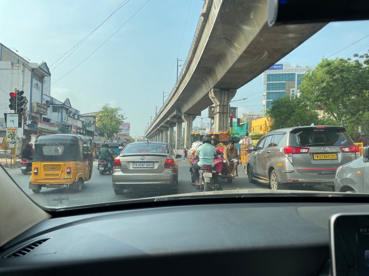 angbird009's tweet photo. @ChennaiTraffic 
19April 2025, 8.12 am , 100 ft road towards vadapalni , SiMS hospital junction . Stop line violation TN09DF9108, TN30BF3663, TN09AW1317,TN02BW8282 https://t.co/0rrOMcak6h