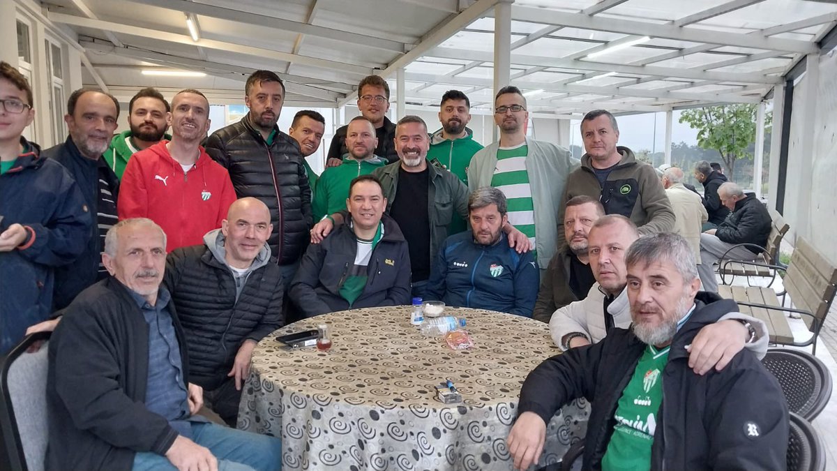 ŞAMPİYON TAKIMIN ŞAMPİYON TARAFTARI SABAH NAMAZINDA BATIKENT CAMİİ HATIRA FOTOĞRAFI
#teksas
#bursaspor
#batıkentcamii