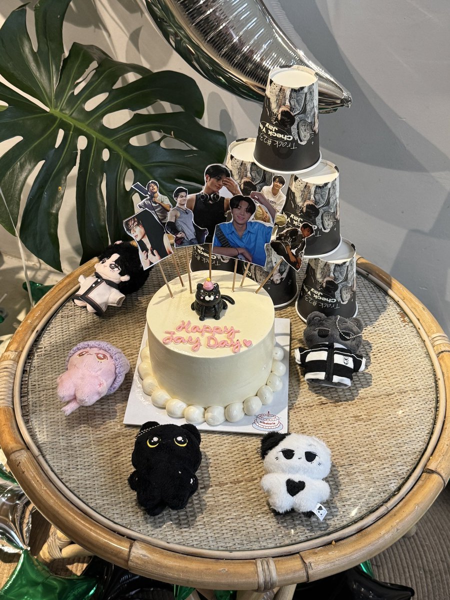 ikeulovey's tweet photo. my people <33 i love yall sm!! happy birthday our rockstar jay!!! #CheckYes_Jay https://t.co/Thoi9Sht7K