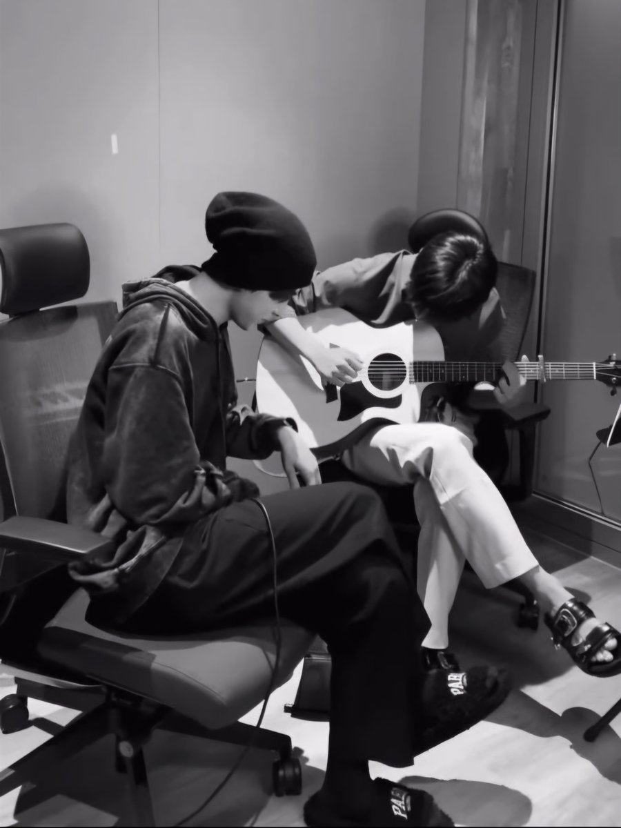 ensspire's tweet photo. Happy birthday, our rockstar. 🤘🏻
#ENSPIRE #DAZO #REYVER #HAPPY_JAY_DAY https://t.co/KumgZxY2Xx