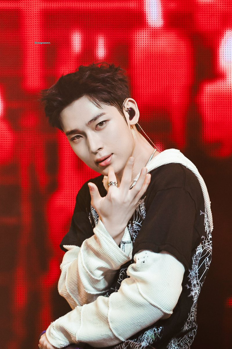 kimsunoodaily's tweet photo. Did you feel the heat from last weekend’s stage, burning like a fire inside? ❤️‍🔥

Tonight, Sunoo lit up Coachella’s Sahara Stage once again, leaving us breathless with those vocals and slicked back hairstyle under the desert lights. 🤭

He has proven to the world, once again, just how great of a performer he truly is.

Coachella Weekend 2 will go down in history as yet another unforgettable chapter in Sunoo and ENHYPEN’s journey! 

Sunoo, you’ve made us prouder than ever! ❤️‍🩹

ENHYPEN VAMPS UP COACHELLA 
#ENHYPEN #ENCHELLA #COACHELLA2025