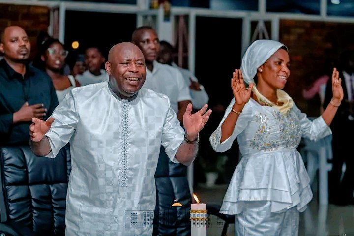 NKUNZIMANA98301's tweet photo. Qui que tu sois, cela ne t’empêche pas de louer Dieu ! La famille présidentielle adore Jésus ressuscité, un bel exemple de foi et d’humilité, à suivre avec inspiration. Sans Jésus-Christ, pas de vraie vie. 🙏✨🇧🇮 #Pâques #Foi #Burundi
NKUBU WEWE WAZINDUKIYE MURI SPORT! https://t.co/6e3UHwByCi