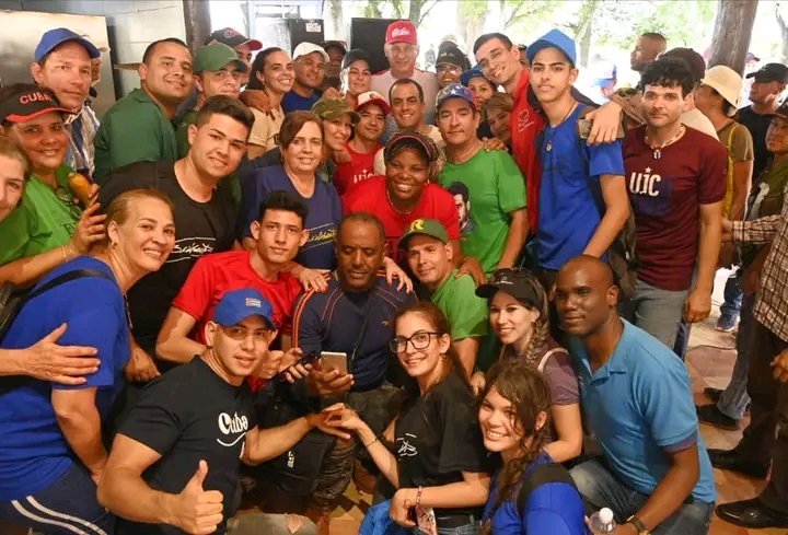 Muchísimas Felicidades al Presidente <a href="/DiazCanelB/">Miguel Díaz-Canel Bermúdez</a> en su cumpleaños. Gracias por su ejemplo cotidiano.