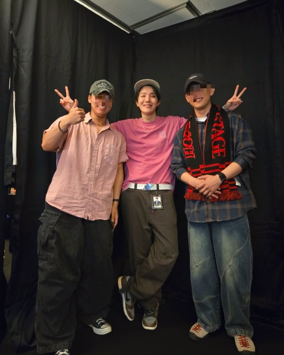 Jhope_Indonesia's tweet photo. 📸 j-hope bersama teman dari militer yang hadir di konser Saitama Day 1

HOPE ON STAGE TOUR IN SAITAMA
ホビとアミの甘い夢の始まり
#HOPE_ON_STAGE_TOUR_SAITAMA
#HOS_TOUR_JAPAN #HOS_TOUR_SAITAMA_D1 https://t.co/bT77m4Fpkt