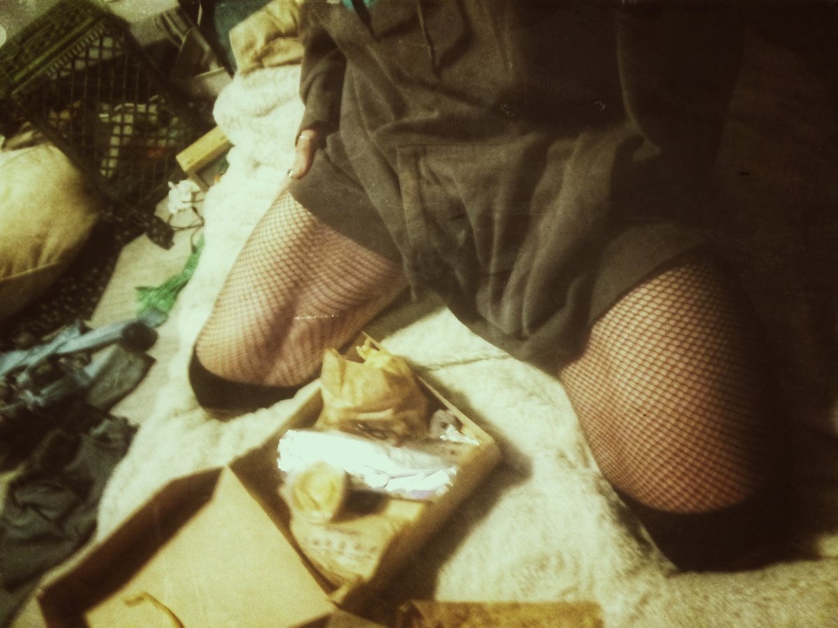 PlayWithLucaX's tweet photo. Got my box between my legs… and no, I don’t mean the tacos. Craving a bite? Slide in. DMs are open, but only the bold get dessert. Good night, tease yourself to sleep.
#GoodnightLovers #BratEnergy #MidnightCravings #LucaAfterDark #TeaseAndPlease #DMsOpen #ThirstTrapVibes https://t.co/WhpgSL2cXG