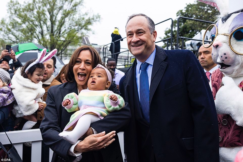 DisavowTrump20's tweet photo. RETWEET to wish @KamalaHarris a Happy Easter! https://t.co/bON6F967qd