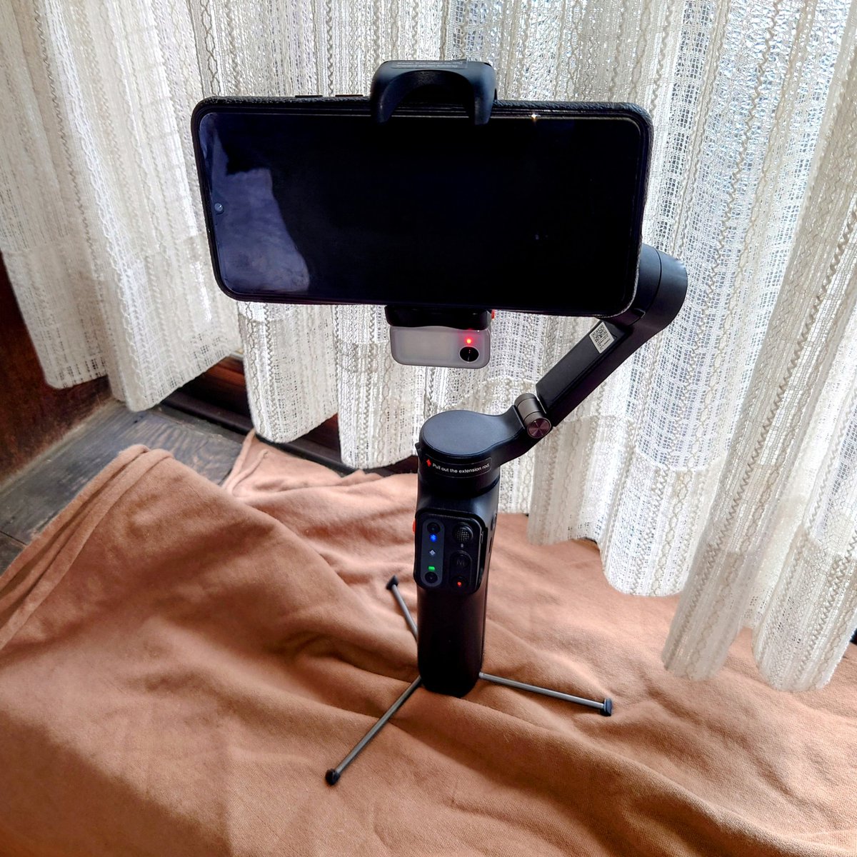 tado37's tweet image. LIVEの撮影時に使用していたジンバルをInsta360Flow２Proに買い換え😀

iPhoneに特化してるジンバルだけどAndroidでもわりと機能が使える

特にAIトラッカーを使用したトラッキングがいい

これで100LIVEAGAINの時の恵子さんを自動で追いかけてくれそう😊

#ジンバル
#Insta360Flow２Pro