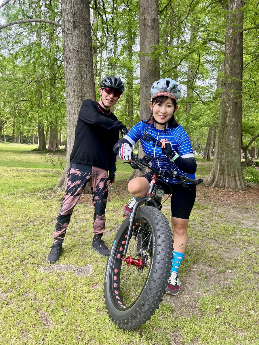 fatbiker19691's tweet image. 発売前のアイウェアを手に、（私の）愛車のファットバイクに颯爽と跨るモデルさんと一緒に撮ってもろた😊

#チャリ部
#geektrade
#TriEye