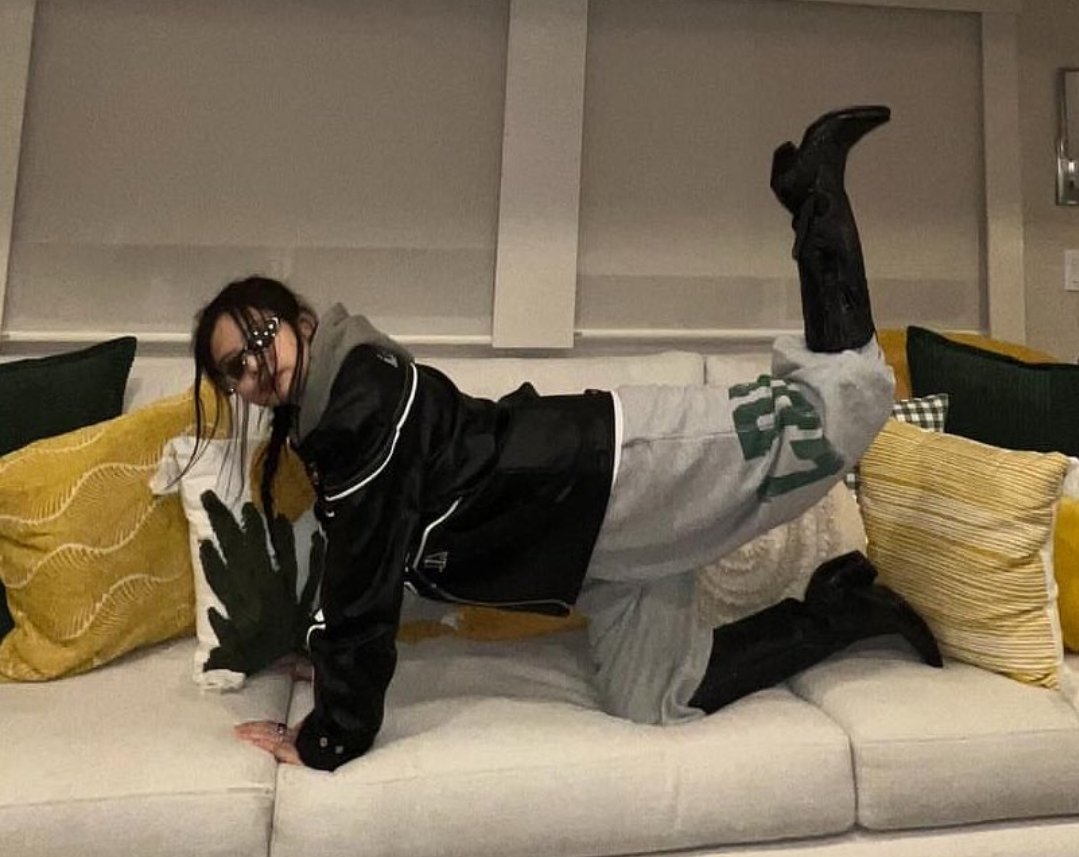 AboutMusicYT's tweet photo. Jennie recreates Lisa's pose at Coachella. https://t.co/tVVbx891kd